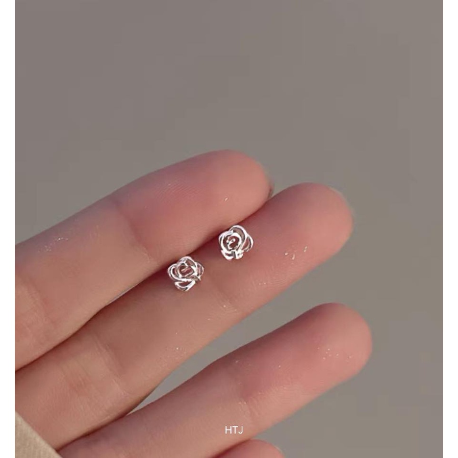 bông tai hoa hồng bạc ta đeo cả vành tai