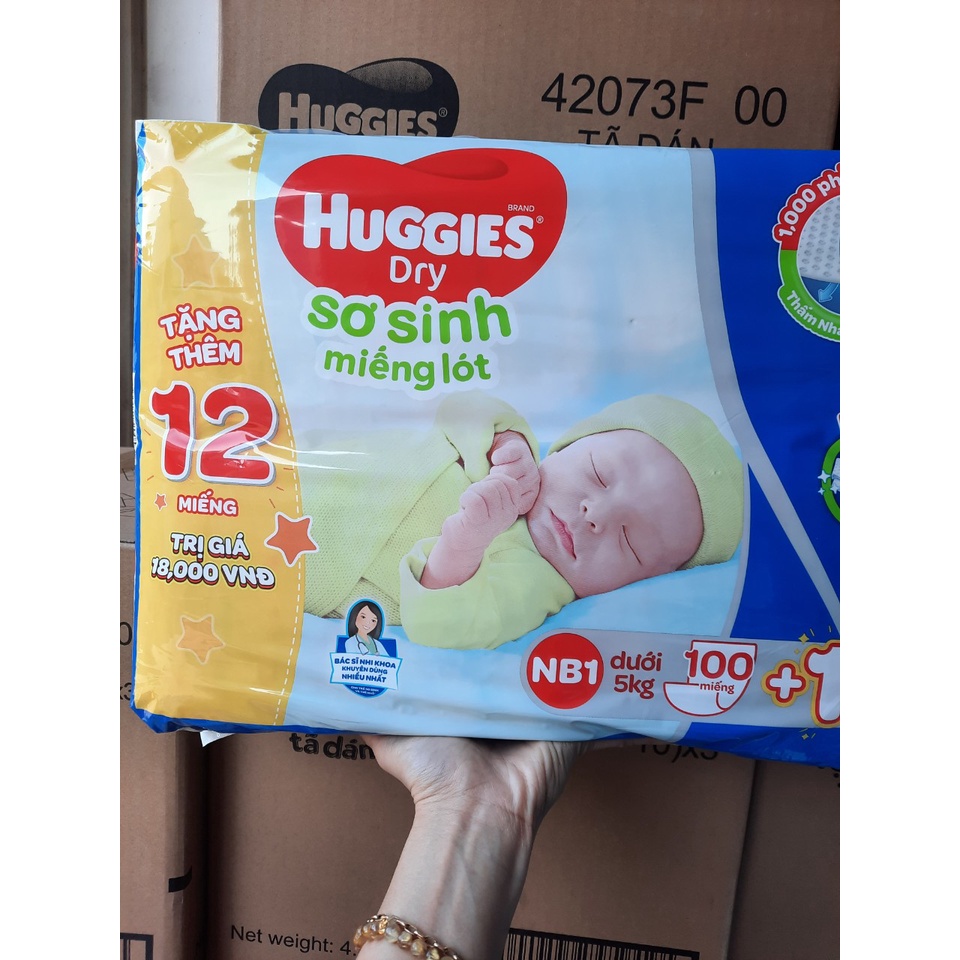 Tấm lót sơ sinh huggies newborn 1-100 miếng tặng 8 miếng tả dán,miếng lót sơ sinh cho bé dưới 5kg mẫu mới nhất