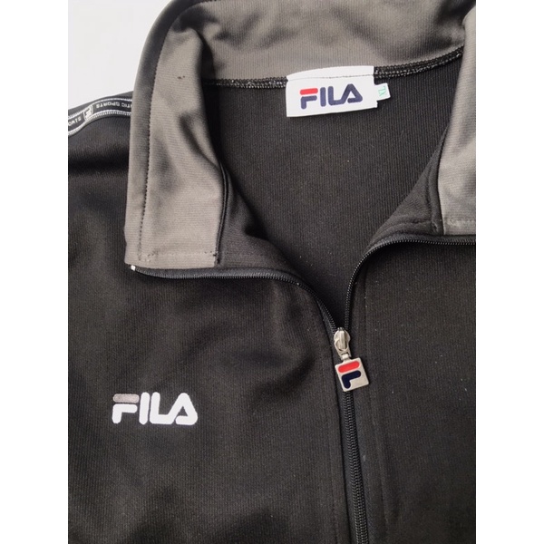 Áo khoác FILA màu đen, logo chạy dọc tay áo size XL