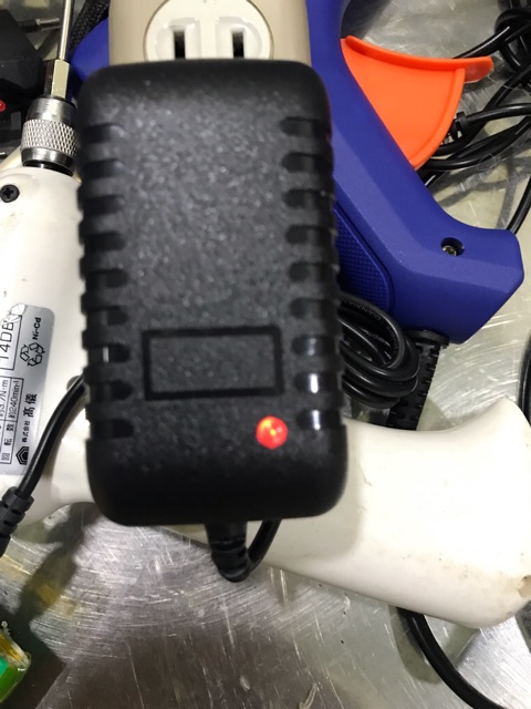 Sạc Pin Li-Ion 2S 8V4 - 1A, tự ngắt, Có Đèn Báo Đầy, Giắc Sạc 5.5*2.5mm