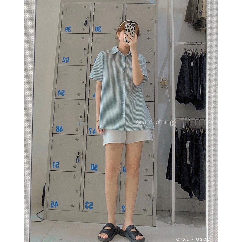 Sơ mi cộc tay kẻ xẻ lưng cute | BigBuy360 - bigbuy360.vn