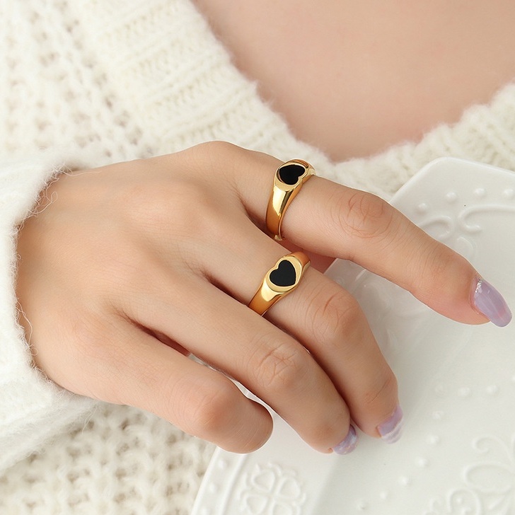 Nhẫn titan mặt trái tim sơn đen không gỉ WR2208