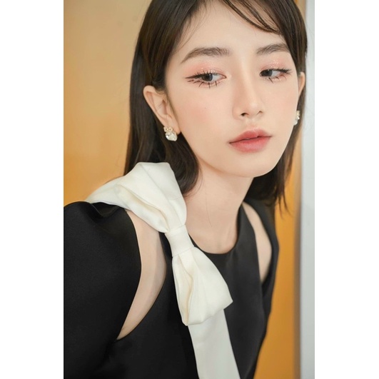 Set crop khoet vai phối nơ+ chân váy chất xin lên dáng chuẩn form 2 màu giống mẫu kèm ảnh thật trải sàn