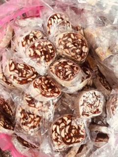 Kẹo chuối cuộn bánh tráng