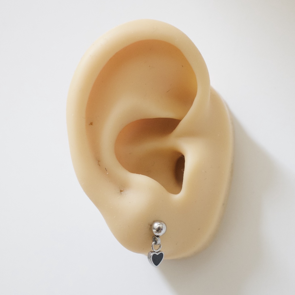 Khuyên Tai Unisex Bi Charm Trái Tim Nền Đen Màu Bạc Titan Không Đen Không Ngứa Không Gỉ julies box 66