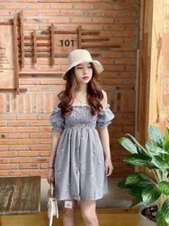 Đầm trễ vai nhún chỉ thêu hoa
