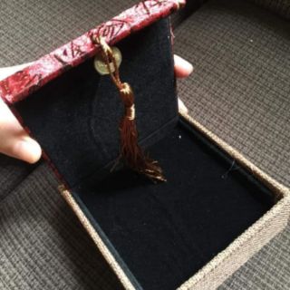Hộp gấm đựng vòng