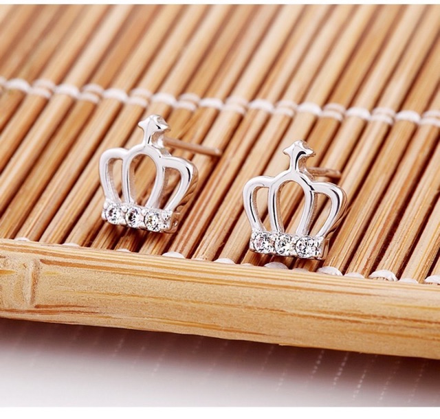 Khuyên tai nụ vương miện nhỏ bạc ta chìa khoá