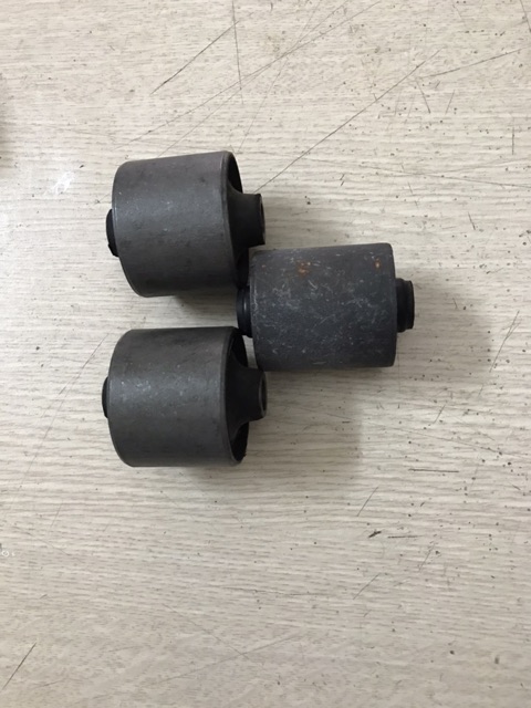 Cao su sắt bắt thanh giằng dọc Daewoo Matiz 1,2 , Chery QQ3 Giá bán tính :  1bộ  .