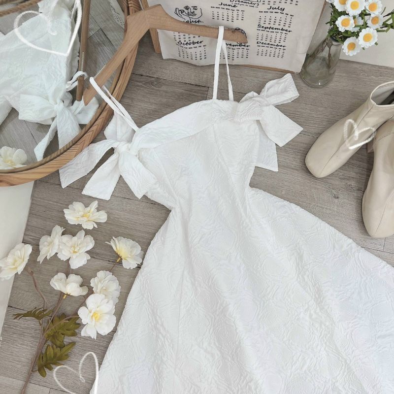 Đầm gấm xoè nơ rớt vai