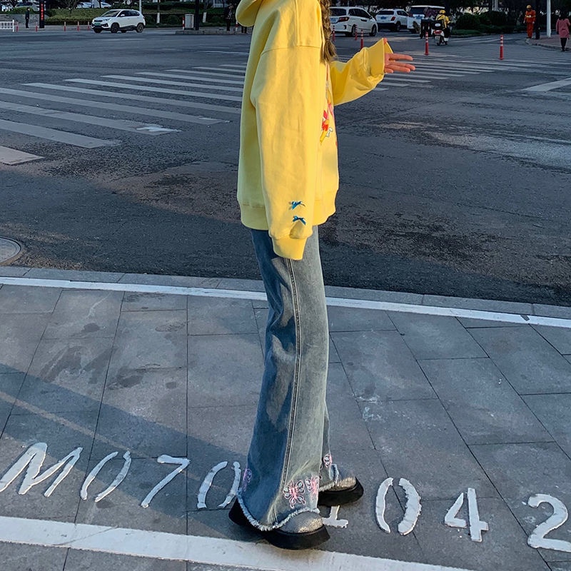 Quần jean ống loe lưng cao thêu hình bướm sành điệu