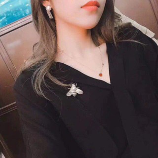 Ong cài áo sang chảnh