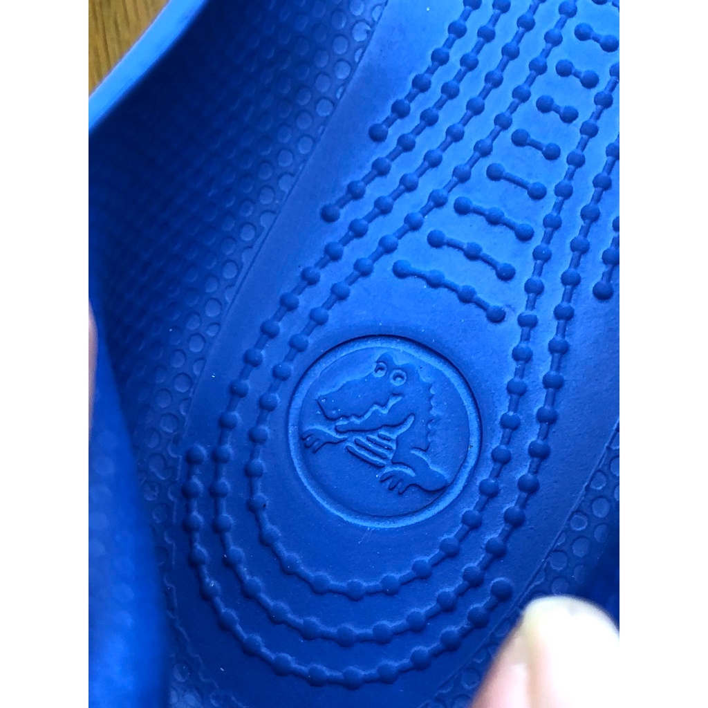 Đôi giày Crocs chính hãng, còn mới