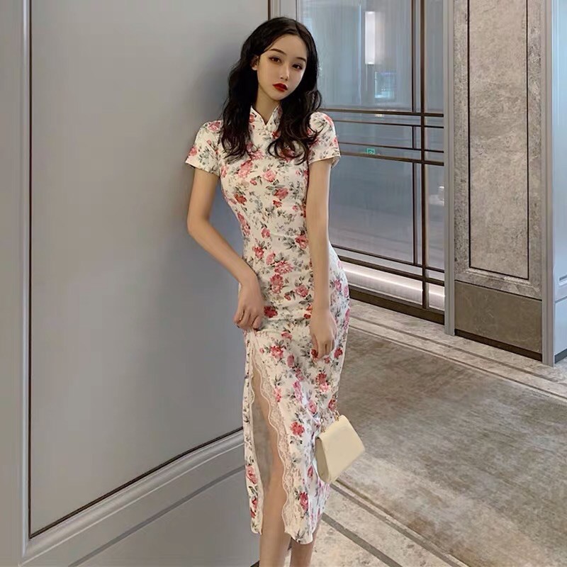 Sườn xám hoa hồng form dài xẻ đùi.