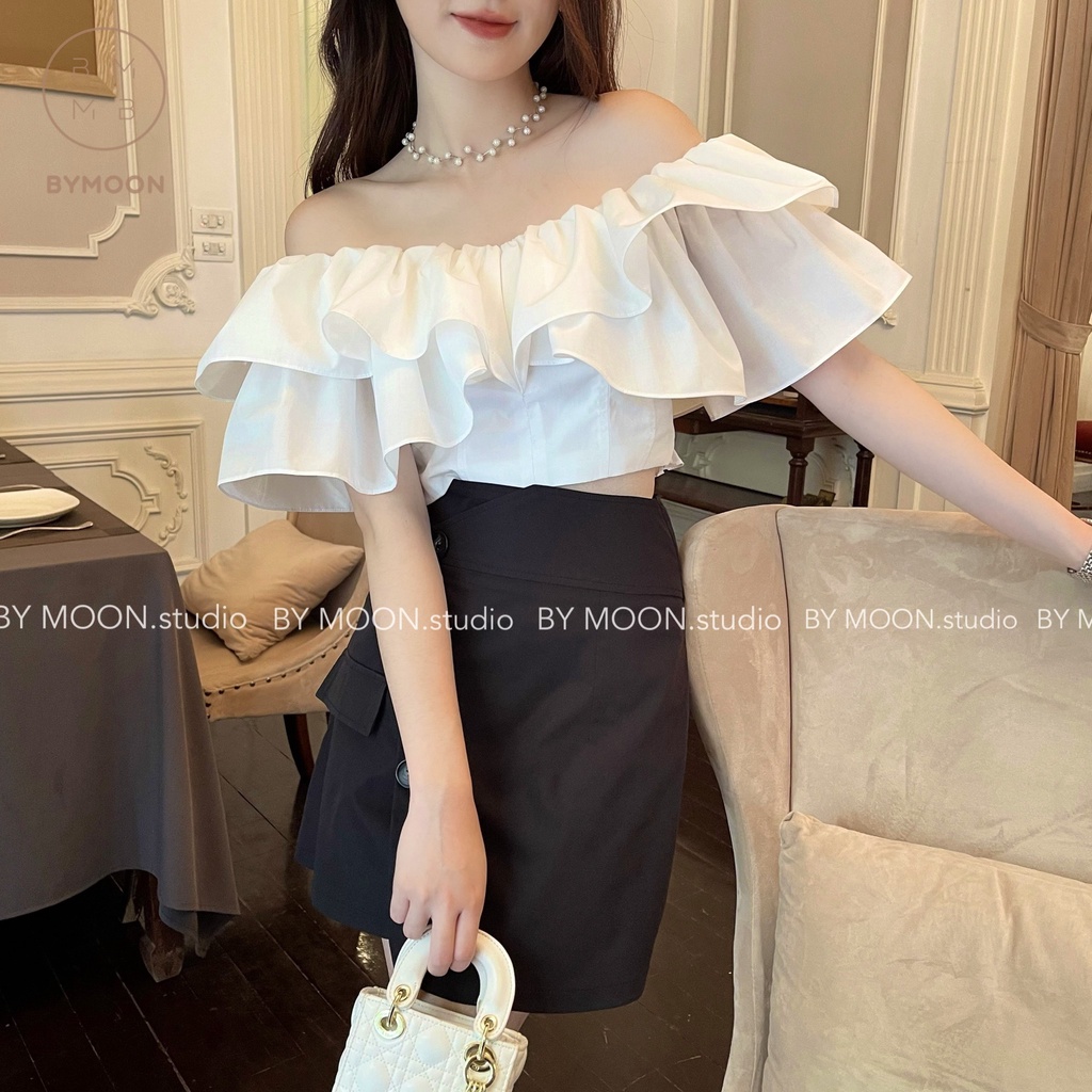 Áo croptop trắng trễ vai tay bồng xếp tầng cách điệu tiểu thư chất thô hàn mát thiết kế bởi BYMOON A002.