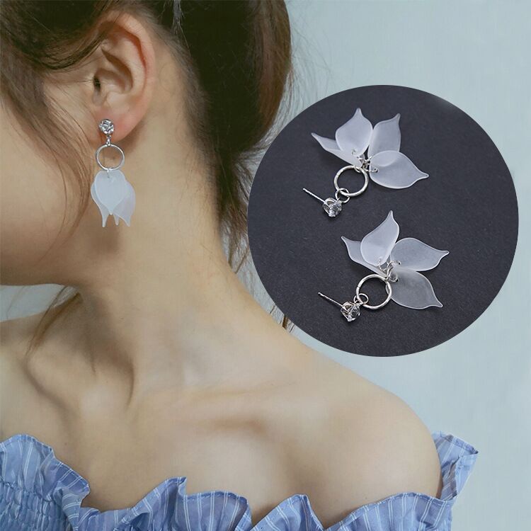 bông tai khuyên tai hoa cánh trắng đính kim
