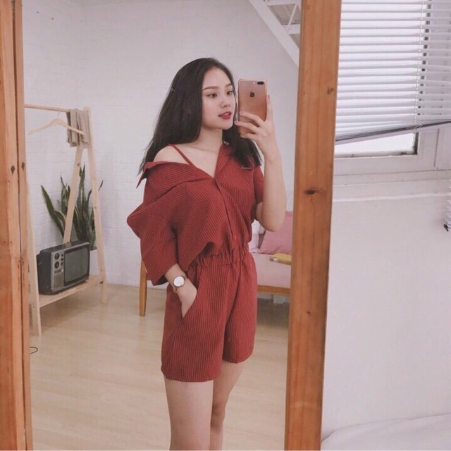 Jumpsuit sọc trễ vai
