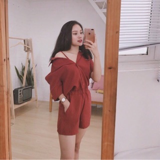 Jumpsuit sọc trễ vai
