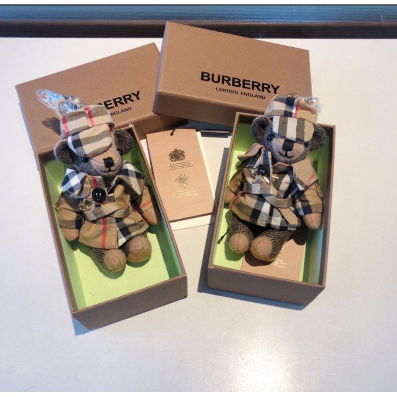 móc khóa gấu con mặc áo khoác đội mũ kẻ caro Burberry BBR