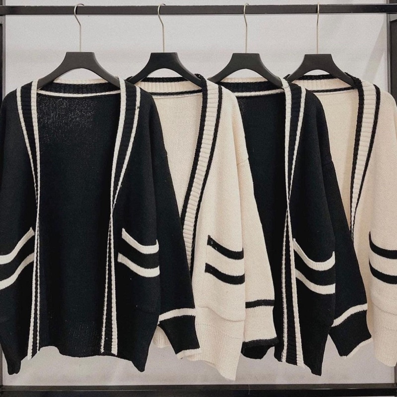 Áo khoác len dày viền dáng dài form rộng.