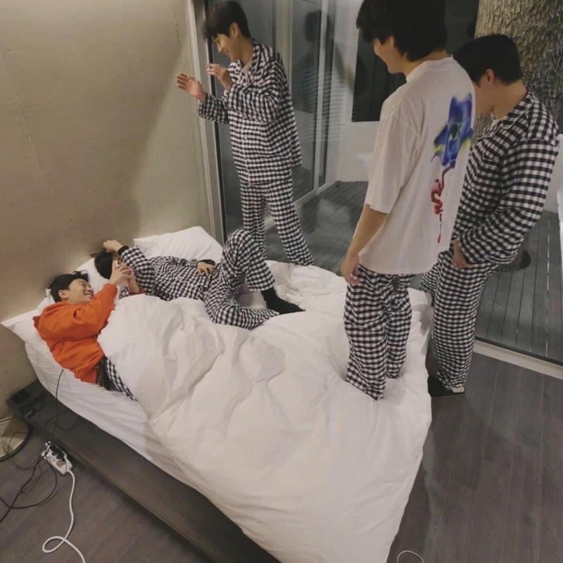 Áo phông hoa xanh của V BTS trong in the soop