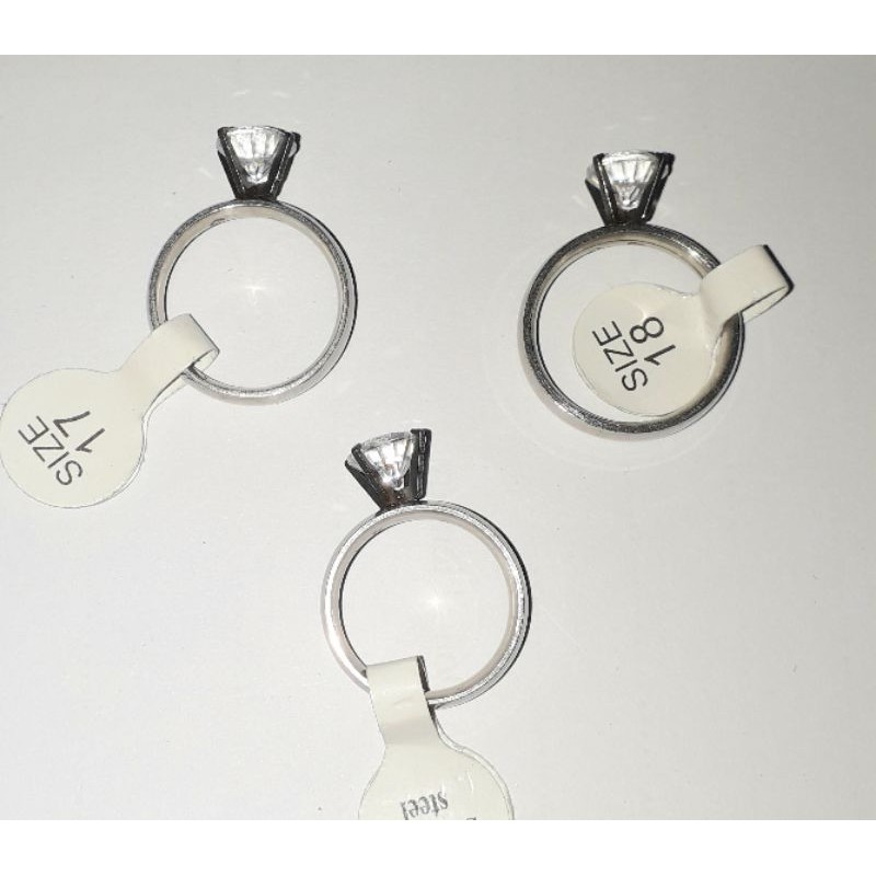 Một chiếc nhẫn inox cao cấp có đính đá bản 2 ly rất đẹp