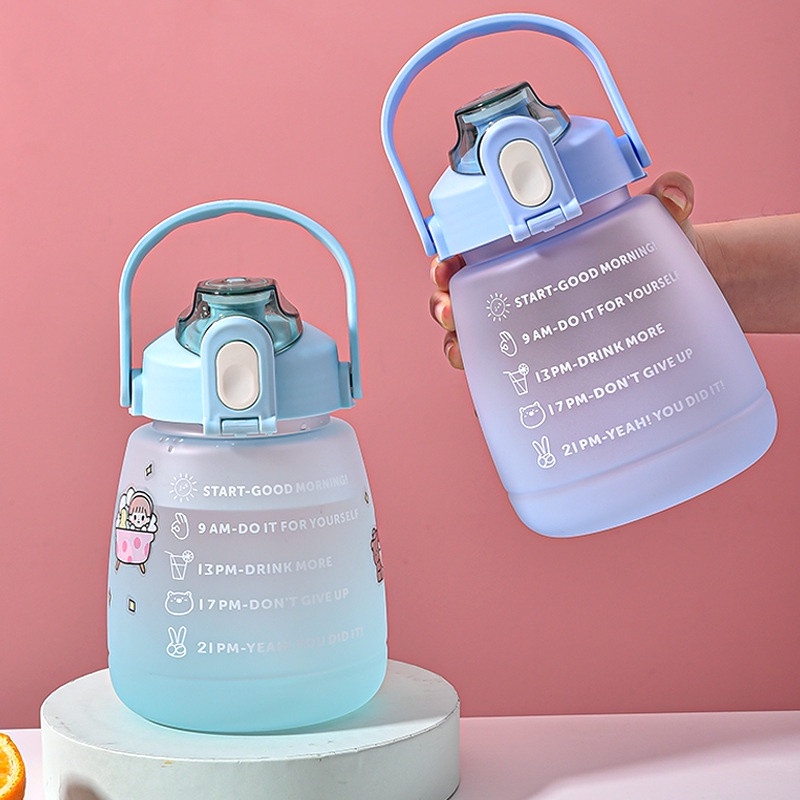 [MẪU MỚI] BÌNH ĐỰNG NƯỚC CÓ ỐNG HÚT BẬT TỰ ĐỘNG KHI MỞ NẮP CHIA VẠCH BÁO GIỜ UỐNG NƯỚC LOẠI LỚN 1,4L