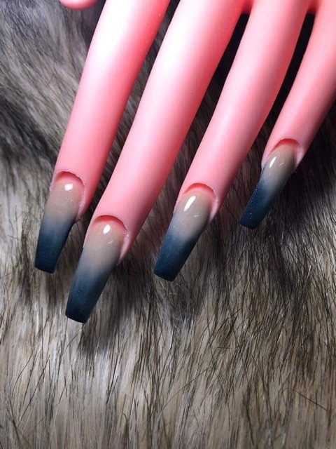Bàn tay giả tập làm nail