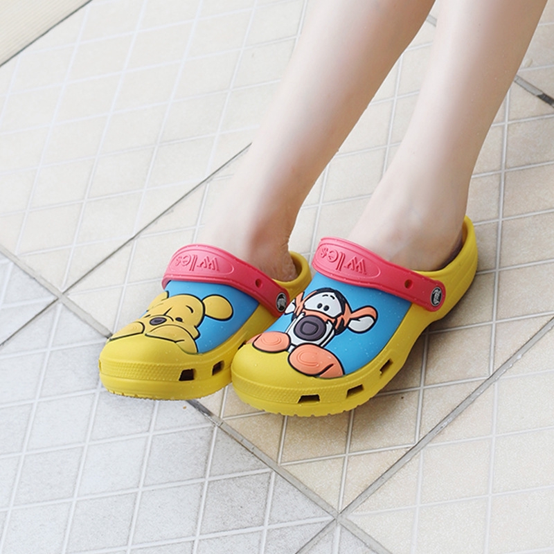 Dép Crocs Hình Gấu Pooh Dễ Thương Size 31-41 Thời Trang Mùa Hè Cho Nữ