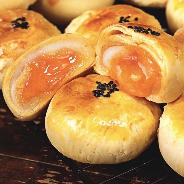 Bánh trứng chảy nhân sốt trứng muối ngàn lớp