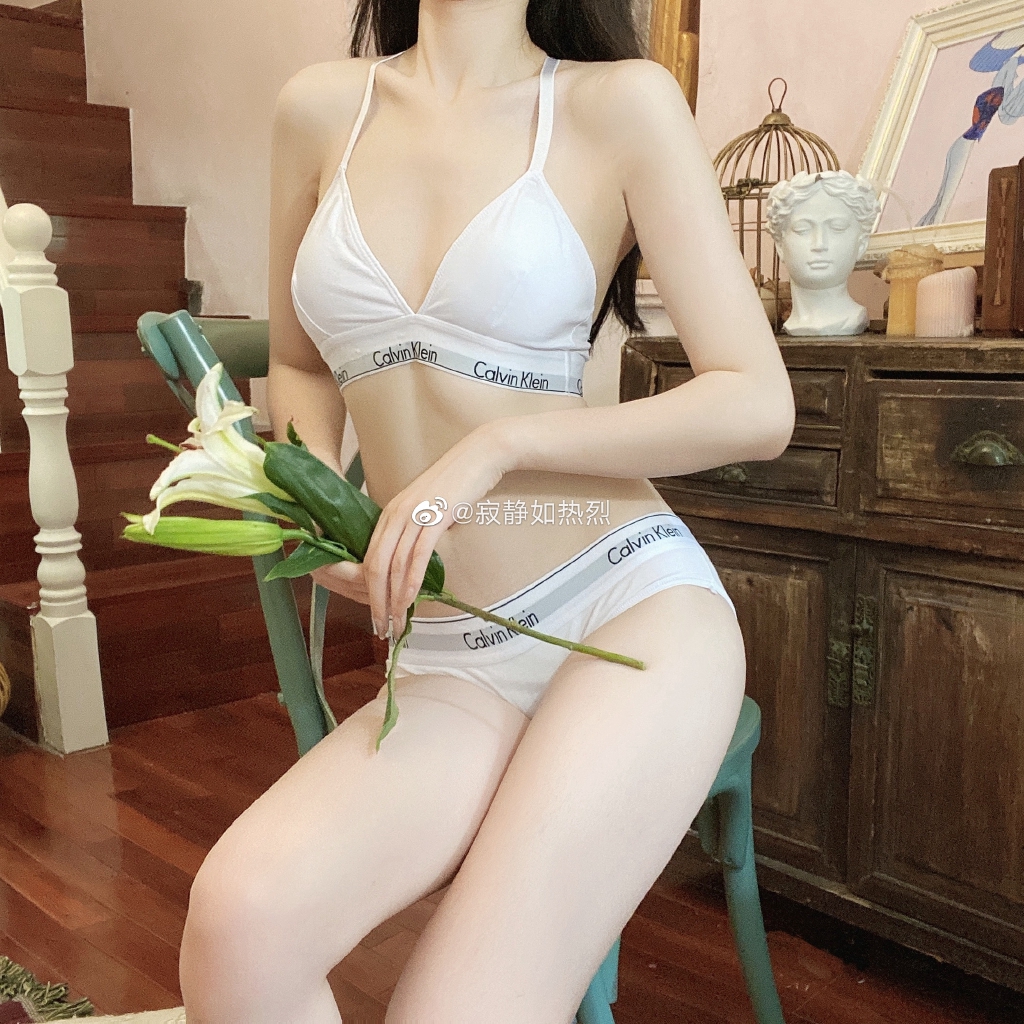 Áo Ngực Thể Thao QF5650 Có Mút Đệm