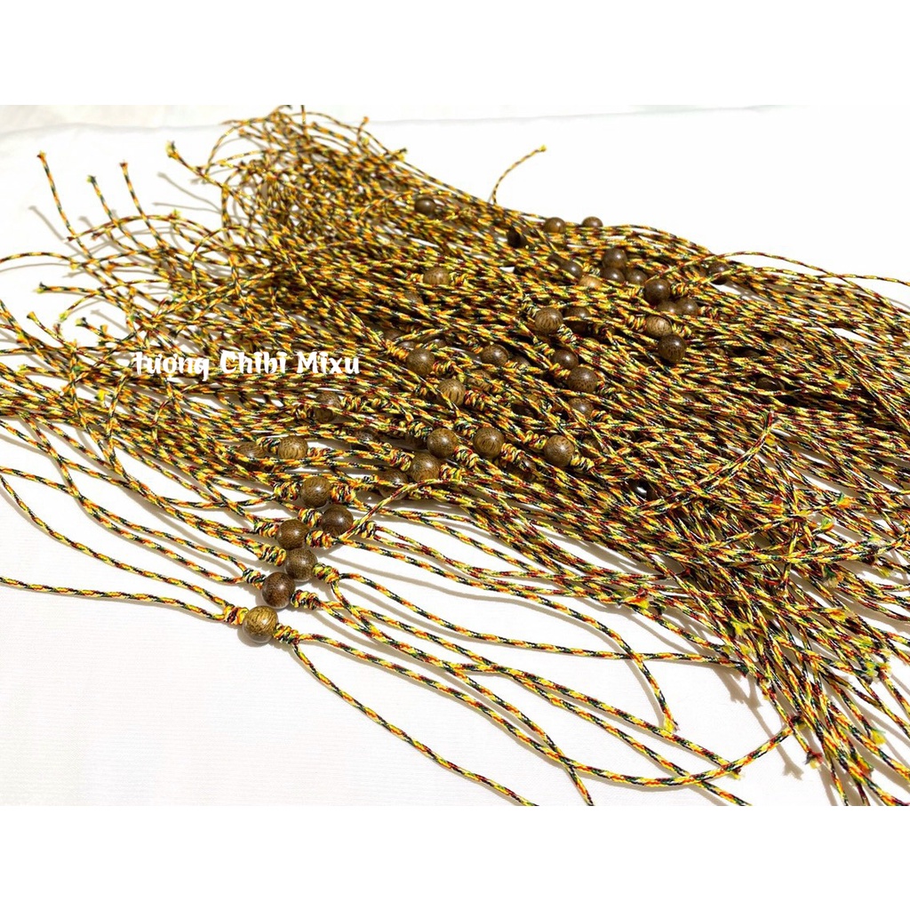 Vòng tay hạt Trầm Tốc tết dây chỉ ngũ sắc - Bình An, May Mắn