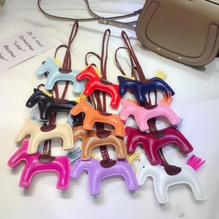 Móc khoá ngựa và khăn Hermes