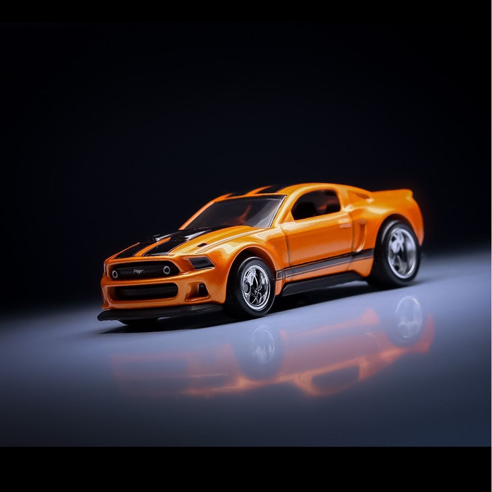 Xe mô hình Hot Wheels 2014 Custom Mustang Cruise Boulevard Premium Car Culture