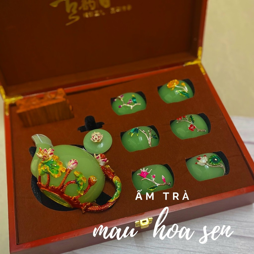 Bộ ấm chén gồm 1 ấm trà và 6 tách trà họa tiết hoa sen, gồm cả hộp gỗ, ấm có đế gỗ kèm, sang trọng, hiện đại
