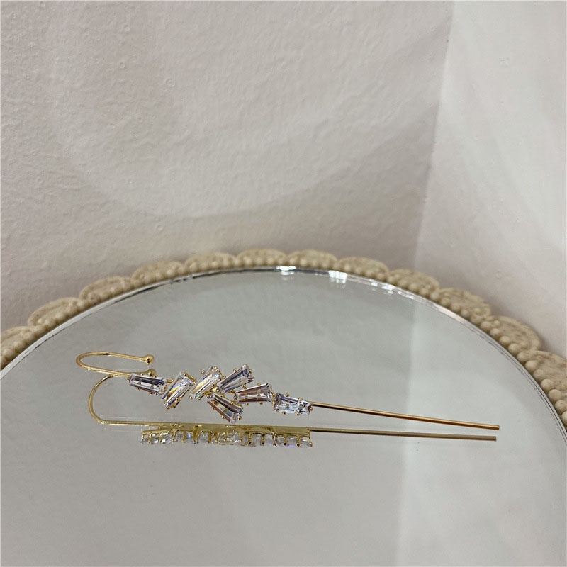 Khuyên tai nữ trang tạo hình độc đáo