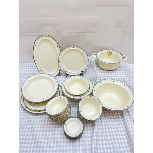 Chọn bộ bát đĩa ăn gia đình phong cách đơn giản hiện đại