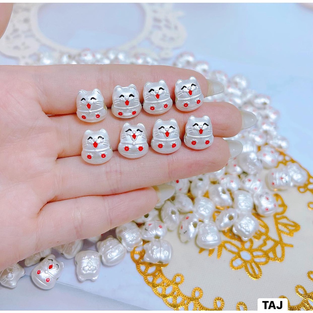 Cham mèo bạc ta xỏ ngang