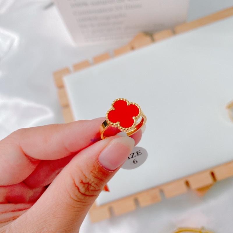 Nhẫn titan hoa ko đen ko dị ứng - màu vàng |Nguyễn Trà Dương|