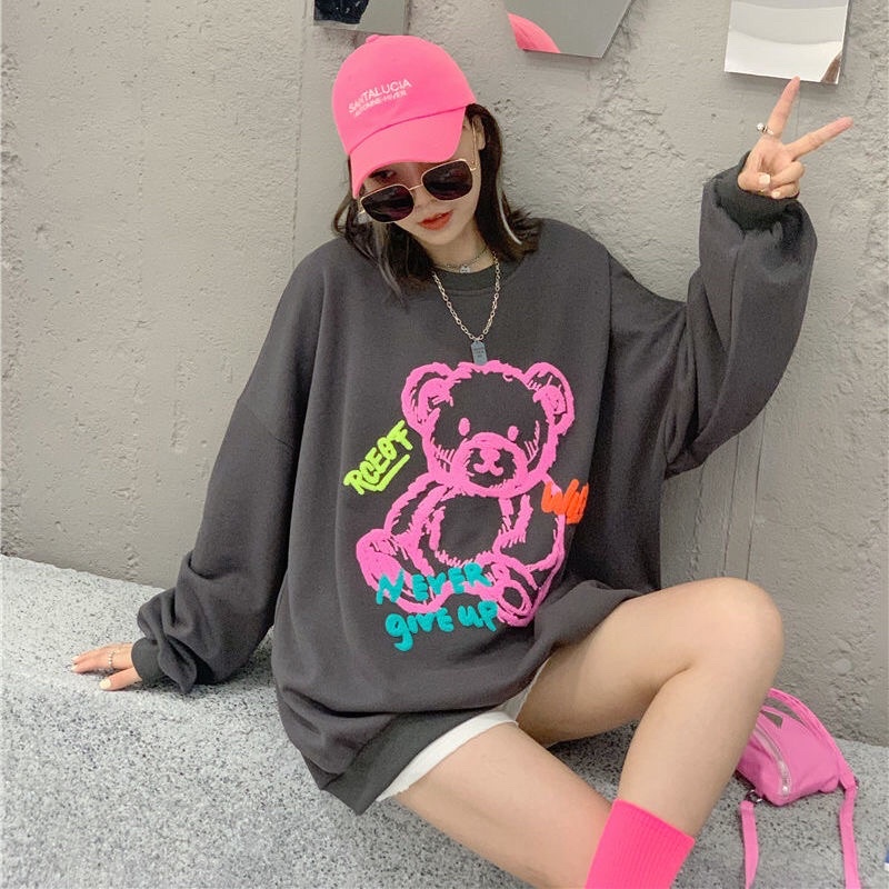 Áo nỉ cổ tròn, gấu hồng Moschino. | BigBuy360 - bigbuy360.vn