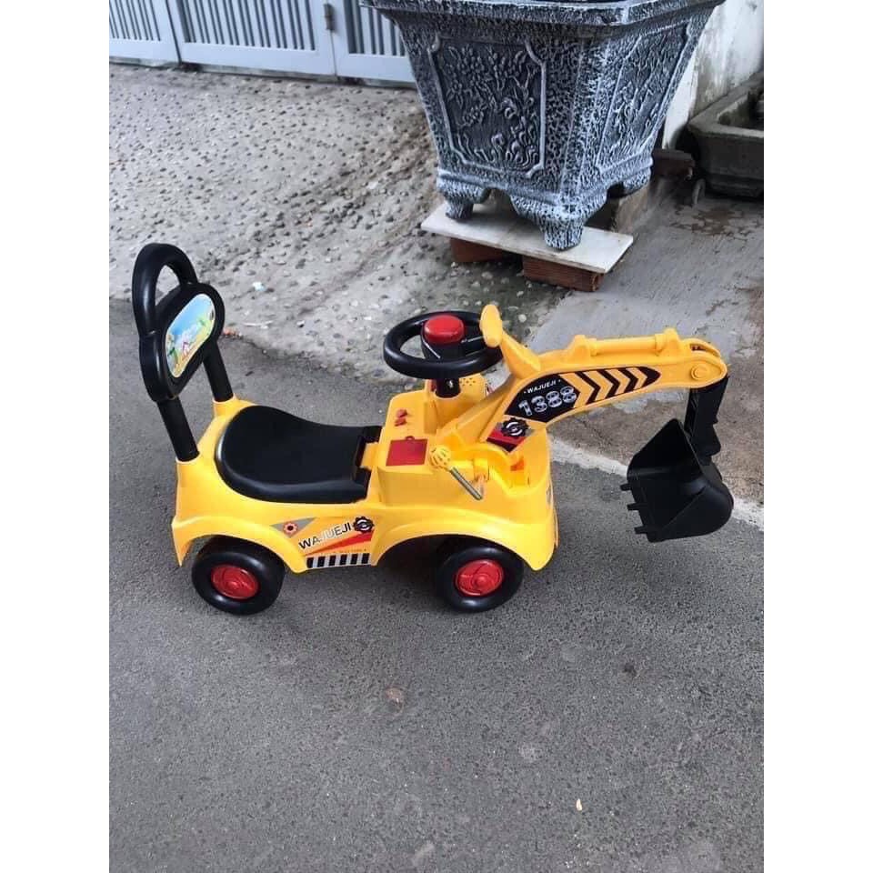 Xe cẩu chòi chân cho bé