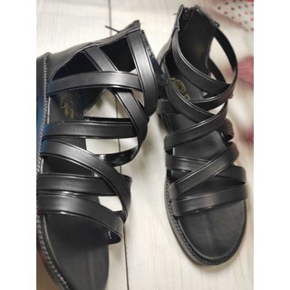 Sandal bệt quai đan chéo.