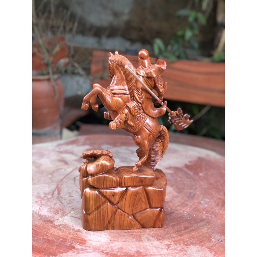 Tượng quan công cưỡi ngựa