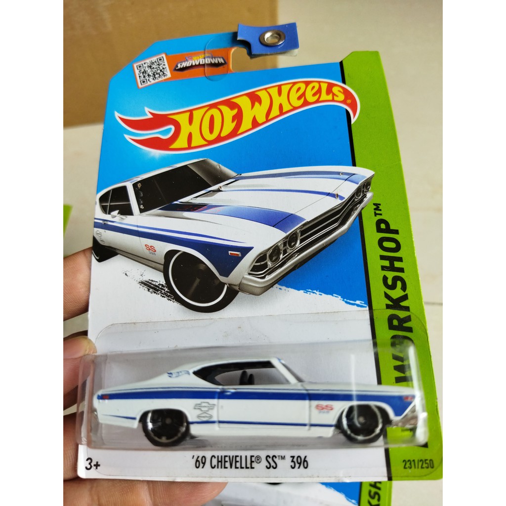 Xe Mô Hình Chính Hãng HotWheels - 69 Chevelle SS 396