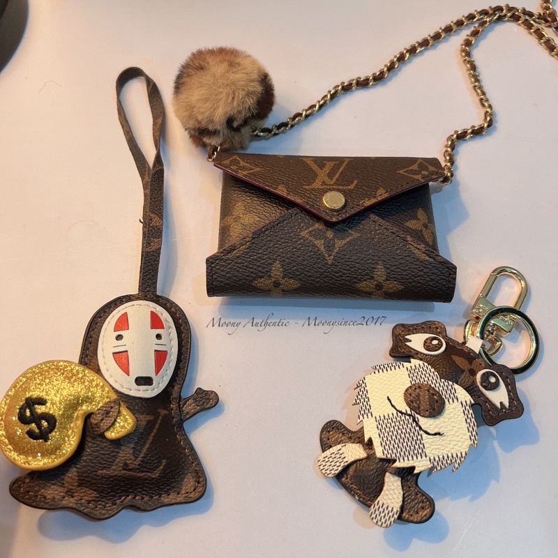 Charm móc khoá treo túi LV vô diệm và chó da xịn
