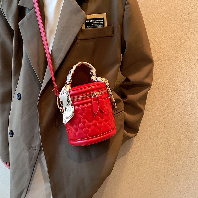 Túi Xách Đính Đá Phối Dây Xích Phong Cách Thời Trang Phương Tây