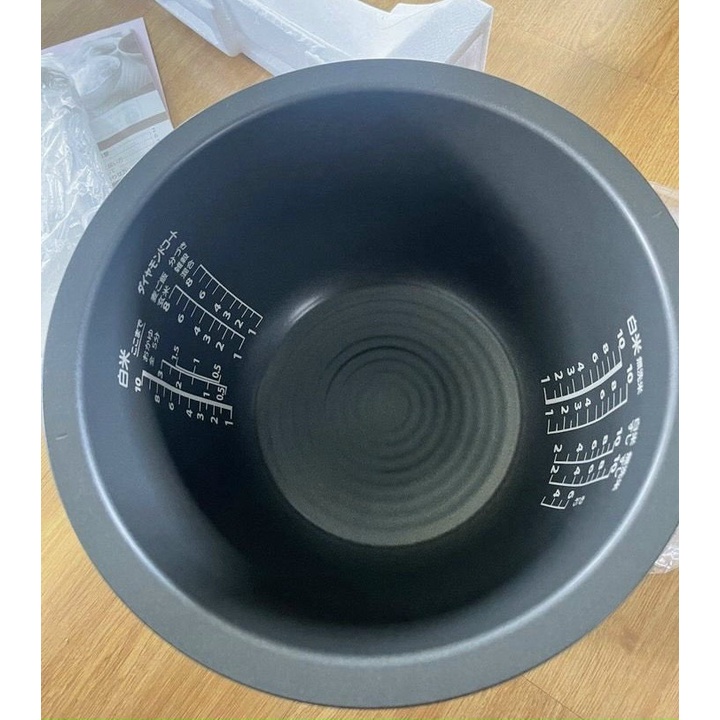 Nôi cơm điện cao tần TOSHIBA RC-18VSR 1.8LIT áp suất hút chân không cao cấp 2021