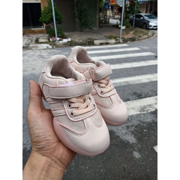 Giày thể thao cho bé xinh xắn lẻ size 28 đế mềm chống trơn trượt