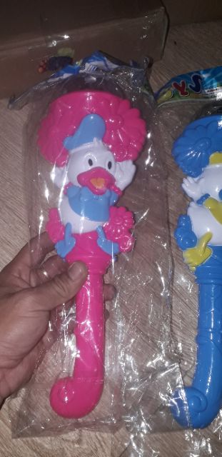 Giáng Sinh _Một cây đèn choi Noel hình chú Vịt bằng nhựa có nhạc và đèn Led quay 7 màu tặng kèm pin