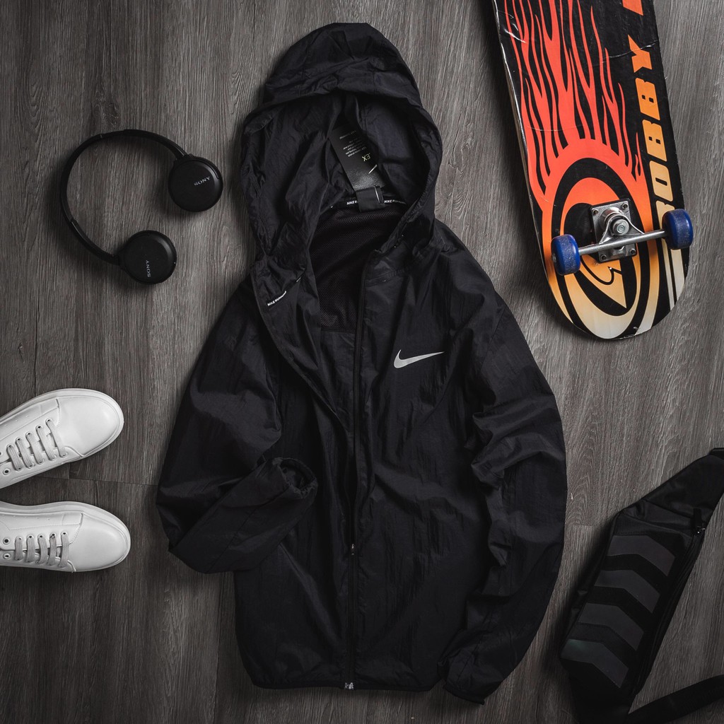 Áo khoác gió thể thao có mũ màu đen